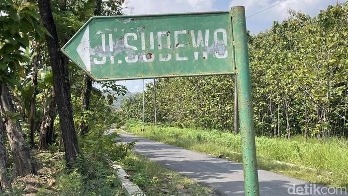 Penampakan Jalan Sudewo di Desa Slungkep, Kecamatan Kayen, Pati, Sabtu (18/4/2026).
