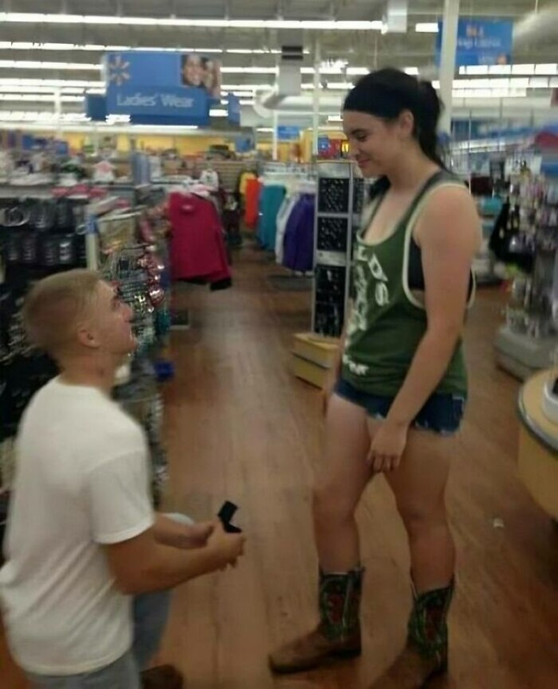 Sederet momen lamaran yang sempat viral di internet. Cara melamarnya tidak biasa, mulai dari di toilet hingga di pusat perbelanjaan.