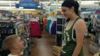 Iya sih background lamaran mereka nggak ada orang sedang makan chicken wings, tapi kayaknya jangan di pusat perbelanjaan juga nggak sih. Foto: Bored Panda