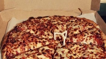 Sebentar, mau cari cincinnya dulu ada di sebelah mana. Masih belum ketemu nih. Foto: Bored Panda