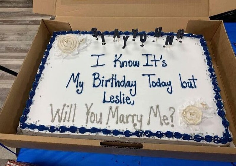 Sederet momen lamaran yang sempat viral di internet. Cara melamarnya tidak biasa, mulai dari di toilet hingga di pusat perbelanjaan.