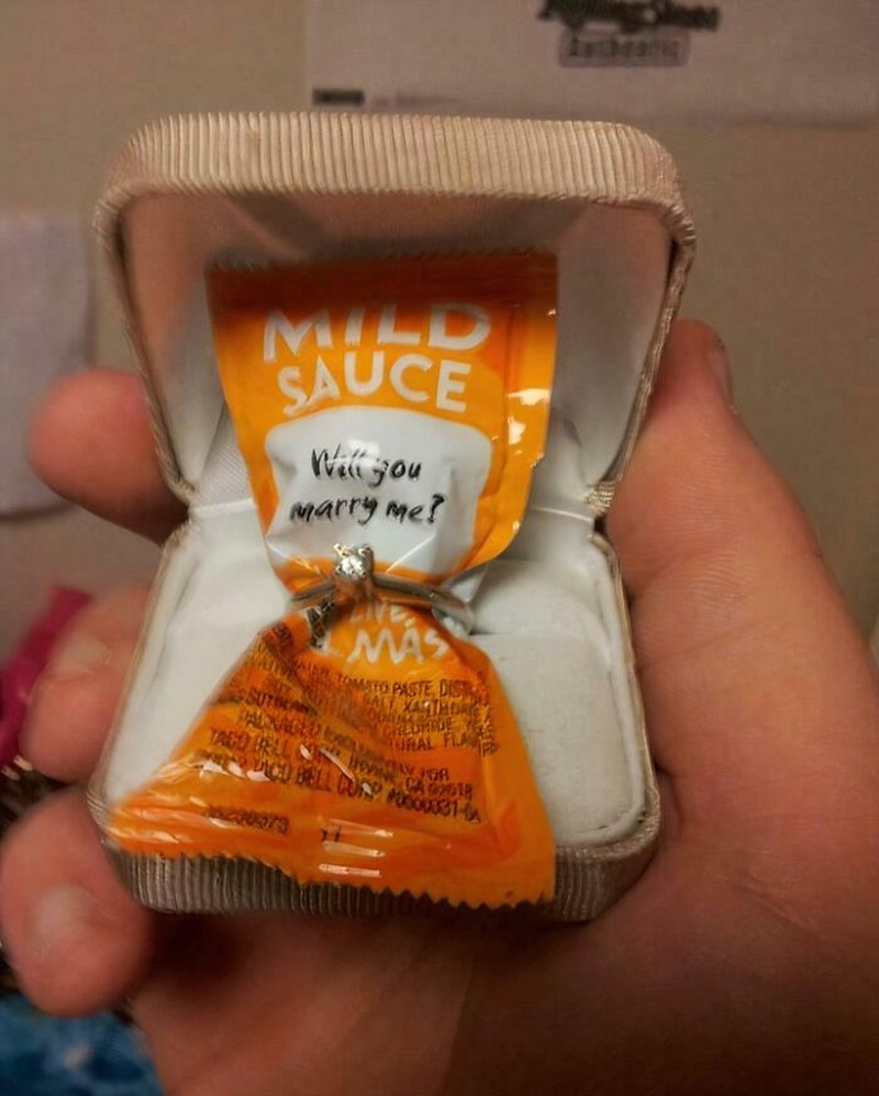 Sederet momen lamaran yang sempat viral di internet. Cara melamarnya tidak biasa, mulai dari di toilet hingga di pusat perbelanjaan.