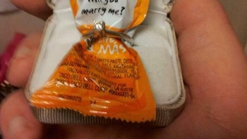 Mode efisiensi, cincinnya taruh di saus aja. Foto: Bored Panda