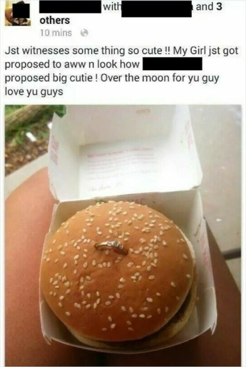 Sederet momen lamaran yang sempat viral di internet. Cara melamarnya tidak biasa, mulai dari di toilet hingga di pusat perbelanjaan.