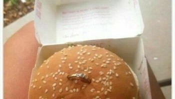 Kalau yang ini beda, cincinnya di atas burger. Pilihan bijak, dibandingkan menaruhnya di dalam burgernya. Takutnya tertelan bersama timunnya. Foto: Bored Panda