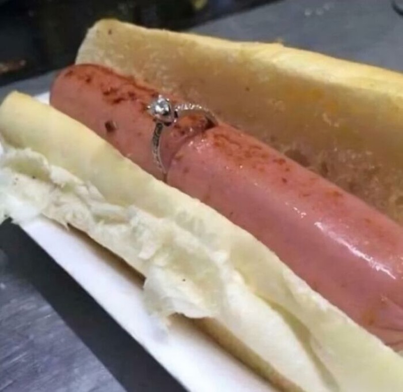 Sederet momen lamaran yang sempat viral di internet. Cara melamarnya tidak biasa, mulai dari di toilet hingga di pusat perbelanjaan.