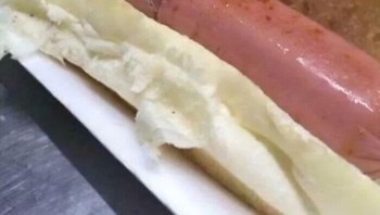 Nah ini benar, posisinya sedikit ke tengah. Cuma kayaknya aneh juga ya menaruh cincinnya di sosis. Foto: Bored Panda