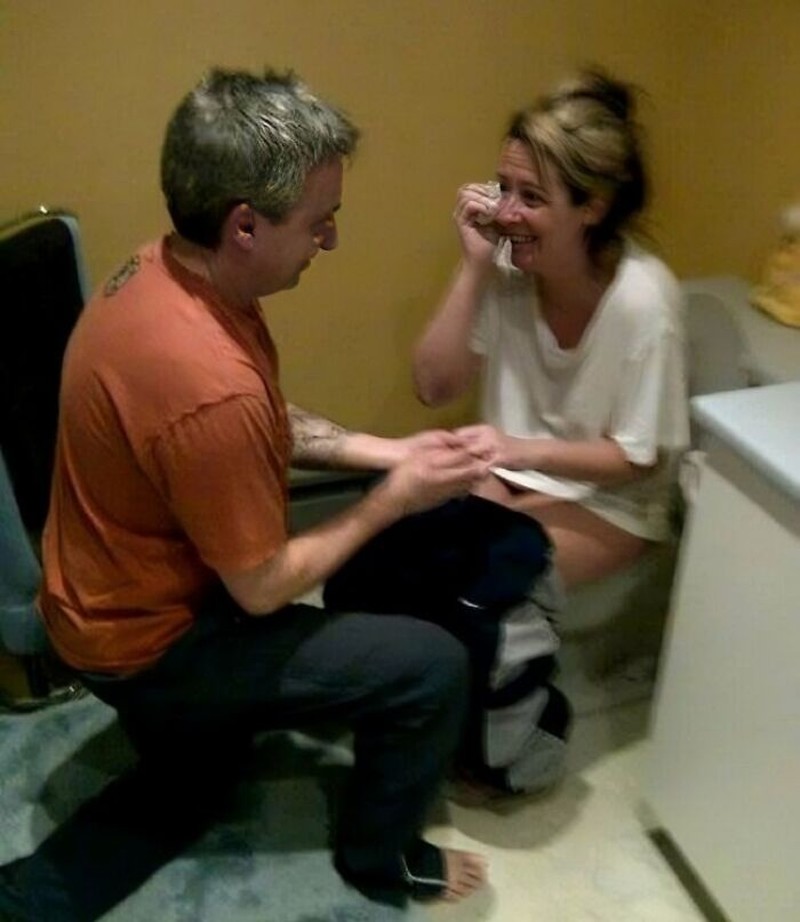 Sederet momen lamaran yang sempat viral di internet. Cara melamarnya tidak biasa, mulai dari di toilet hingga di pusat perbelanjaan.