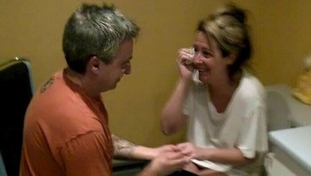 Bukan di depan orang makan chicken wings atau di pusat berlanjaan, momen lamaran ini lebih unik lagi, saat pasangannya sedang buah air kecil, sepertinya ya. Foto: Bored Panda