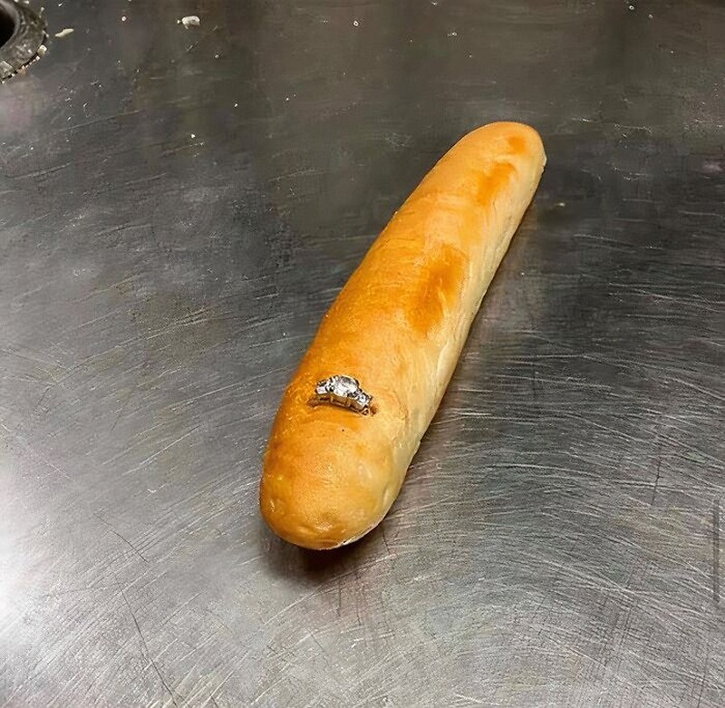 Sederet momen lamaran yang sempat viral di internet. Cara melamarnya tidak biasa, mulai dari di toilet hingga di pusat perbelanjaan.