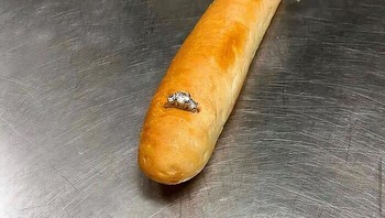 Tapi kalau bisa, cincinnya jangan terlalu diujung. Takutnya nanti langsung ketelan setelah gigitan pertama. Foto: Bored Panda