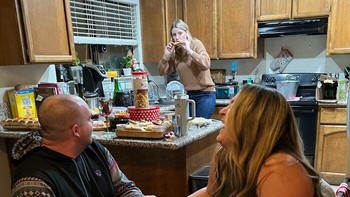 Temannya yang sedang makan chicken wings terkejut saat melihat temannya melamar pacarnya. Sebenarnya nggak salah momen banget sih, tapi kayaknya lebih baik melamarnya setelah temannya selesai makan deh. Foto: Bored Panda