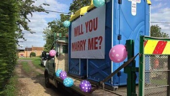 Kalau sekarang melamarnya malah menggunakan toilet portable. Foto: Bored Panda