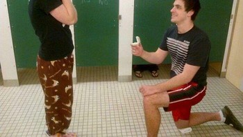 Oke ini tampak lebih baik, tapi kenyataannya ini masih di toilet, bedanya pasangannya tidak sedang buang air kecil atau air besar. Tapi sebentar deh, kayaknya ada orang sedang buang air kecil atau air besar ya? Kakinya terlihat di sela-sela pintu. Foto: Bored Panda