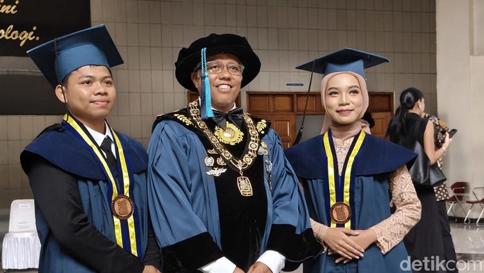 Dua alumni SMA Unggulan CT Arsa raih gelar sarjana di ITB.