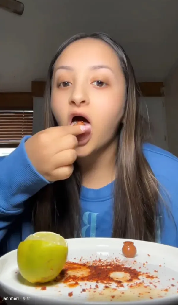 Tren Aneh di TikTok, Makan Pot Tanah Liat.