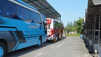 Kini, kawasan tersebut bahkan beralih fungsi menjadi lahan parkir bus, menegaskan perubahan yang jauh dari konsep awal sebagai pasar wisata di kawasan bersejarah.      