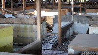 Pantauan di lokasi kondisi pasar kian memprihatinkan, dengan lapak-lapak yang dipenuhi triplek mengelupas serta lingkungan yang tampak kumuh dan kurang terawat.