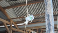 Instalasi listrik yang semrawut dengan kabel menjuntai serta sampah yang berserakan semakin mempertegas kondisi pasar yang belum hidup dan jauh dari konsep wisata yang direncanakan.