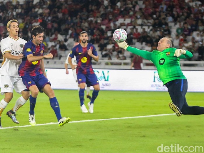 Pertandingan Barcelona Legends melawan DRX World Legends berlangsung di Stadion Utama Gelora Bung Karno, Jakarta, Sabtu (18/4/2026) malam.