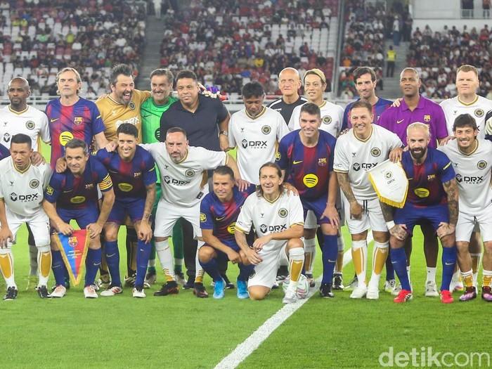 Pertandingan Barcelona Legends melawan DRX World Legends berlangsung di Stadion Utama Gelora Bung Karno, Jakarta, Sabtu (18/4/2026) malam.