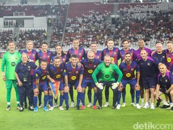 Sementara Barcelona Legends menurunkan pemain legendaris seperti Rivaldo, Carles Puyol, Javier Saviola, Ricardo Quaresma, Phillip Cocu, dan Vitor Baia.