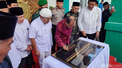 Gubernur Bali Wayan Koster saat menandatangani peresmian gedung dan meninjau Gedung MUI Provinsi Bali di Denpasar, Sabtu (18/4/2026). (Ahmad Firizqi Irwan/detikBali)