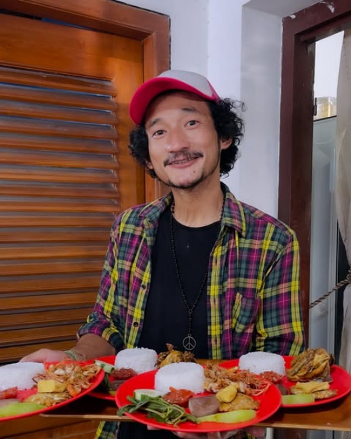 Isa Bajaj Buka Warung Tempong, Pakai Tomat hingga Kol Kebun Sendiri