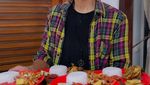 Isa Bajaj Buka Warung Tempong, Pakai Tomat hingga Kol Kebun Sendiri