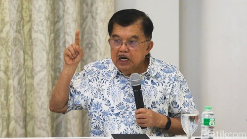 Wakil Presiden ke 10 dan 12 RI Jusuf Kalla (tengah) didampingi Mantan Menteri Hukum dan Hak Asasi Manusia Republik Indonesia Hamid Awaluddin (kiri) dan Juru Bicara Wakil Presiden Republik Indonesia periode 2014-2019 Husein Abdullah, dalam konferensi pers di kediamannya di Jakarta Selatan, Sabtu (18/2026).