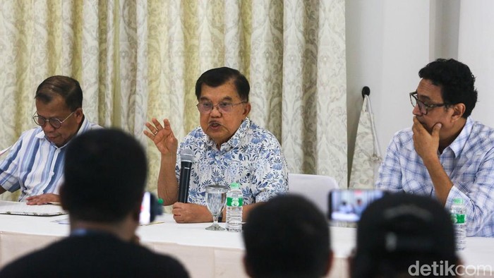 Wakil Presiden ke 10 dan 12 RI Jusuf Kalla (tengah) didampingi Mantan Menteri Hukum dan Hak Asasi Manusia Republik Indonesia Hamid Awaluddin (kiri) dan Juru Bicara Wakil Presiden Republik Indonesia periode 2014-2019 Husein Abdullah, dalam konferensi pers di kediamannya di Jakarta Selatan, Sabtu (18/2026).