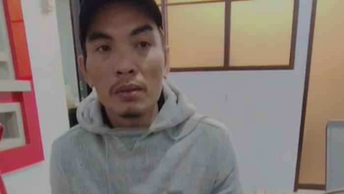 Jukir liar bernama Syarifuddin Daeng Ngemba klarifikasi tudingan dirinya merusak mobil keluarga wisudawan UNM usai permintaan parkir Rp 20 ribu ditolak.