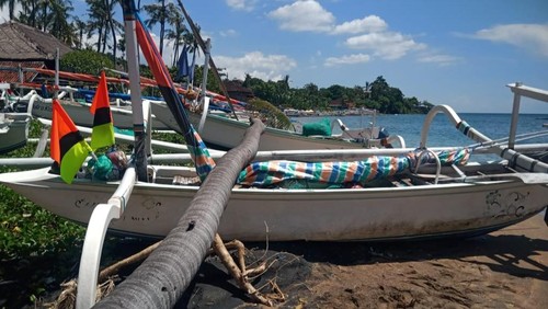 jukung milik nelayan di Banjar Dinas Lean, Desa Bunutan, Kecamatan Abang, Karangasem rusak setelah tertimpa pohon kelapa tumbang, Sabtu (18/4/2026) (foto: dok. Kelian Banjar Lean)