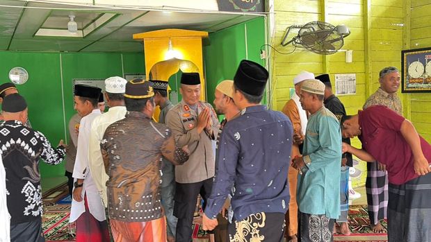 Kapolres Rohil AKBP Isa Imam Syahroni memperkenalkan 23 personel Polsek Panipahan. Kapolres Rohil AKBP Isa Imam Syahroni memperkenalkan 23 personel Polsek Panipahan, Sabtu (18/4/2026).