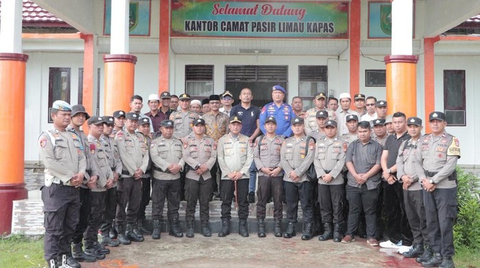 Kapolres Rohil AKBP Isa Imam Syahroni memperkenalkan 23 personel Polsek Panipahan, Sabtu (18/4/2026).