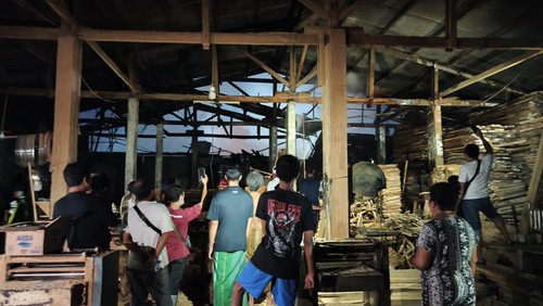 Keadaan gudang kayu terbakar di Gang Batu Kabur, Jalan Kebo Iwa, Padangsambian Kaja, Denpasar Barat, Sabtu (18/4/2026) petang. (Abid Ahmad Ibrahim/detikBali)