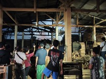Kebakaran Hebat Gudang Kayu di Denpasar, Damkar Hilir Mudik Padamkan Api