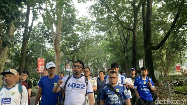 Kegiatan Bobotoh Walking Tour bersama Eko Maung. Kegiatan Bobotoh Walking Tour bersama Eko Maung.