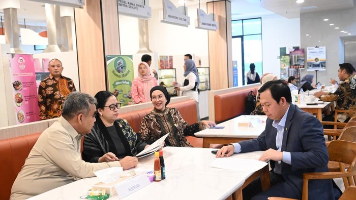 Ketua MPR Ahmad Muzani, Ketua DPR Puan Maharani dan Ketua DPD Sultan Baktiar Najamudin makan siang bersama di Kantin Demokrasi, Kompleks Parlemen, Senayan, Jakarta. (dok istimewa)