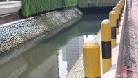 Kondisi Kali Depan Plaza Indonesia Usai Dibersihkan dari Ikan Sapu-sapu