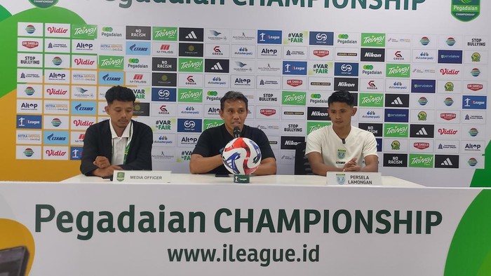 Konferensi pers usai pertandingan Persela Lamongan vs Persipal Palu