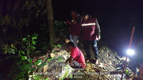 Petugas Perumda TAB Tabanan melakukan perbaikan di pipa transmisi distribusi air bersih yang sebelumnya mengalami kebocoran. /Istimewa