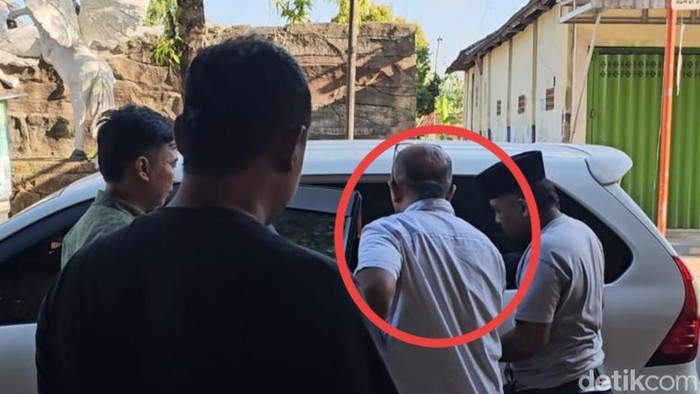 Mantan anggota DPRD saat ditangkap di Sumenep oleh reserse polres Pamekasan