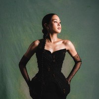 Bros-bros semut yang disematkan dalam busana Maudy sendiri datang dari maestro aksesori, Rinaldy Yunardi. Foto: Instagram @maudyayunda