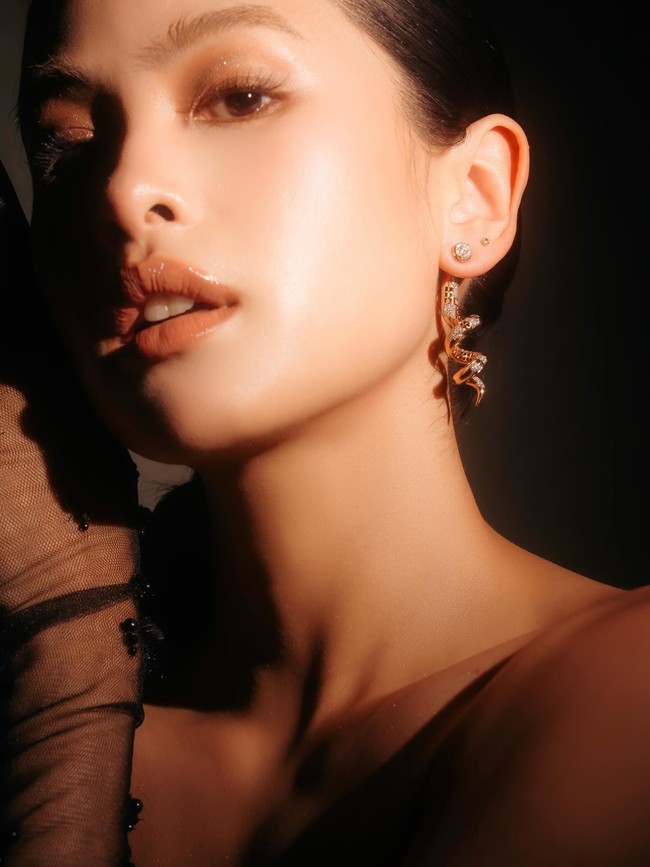 Sedangkan untuk riasan ia memilih makeup flawless bernuansa bronzy dengan rambut kepang panjang. Foto: Instagram @maudyayunda