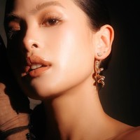 Sedangkan untuk riasan ia memilih makeup flawless bernuansa bronzy dengan rambut kepang panjang. Foto: Instagram @maudyayunda