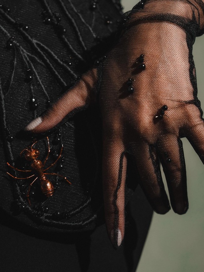 Semut-semut merah dan hitam bisa dilihat di bagian atas busana dan sarung tangan.  Foto: Instagram @maudyayunda