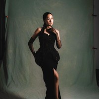 Sekilas Maudy hanya tampak memakai gaun hitam dengan aksen peplum dan belahan tinggi. Namun ada detail menarik yang membuat penampilannya spesial. Foto: Instagram @maudyayunda
