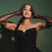 Gaya Maudy Ayunda Pakai Gaun Banyak Semut di Premiere Film Para Perasuk