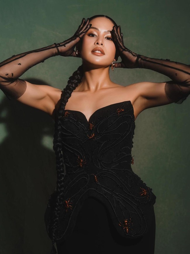 Gaya Maudy Ayunda Pakai Gaun Banyak Semut di Premiere Film Para Perasuk